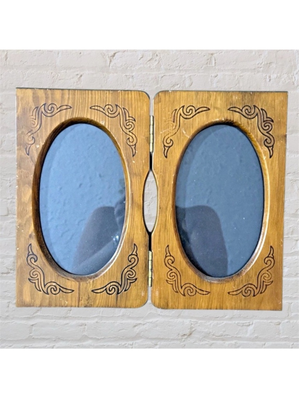 Unique VINTAGE Bi-fold PHOTO FRAME Wood Oval carved 4x7